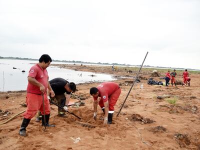 Bomberos voluntarios de San Antonio apoyaron nuevamente ayer  la tarea de limpieza de la playa.