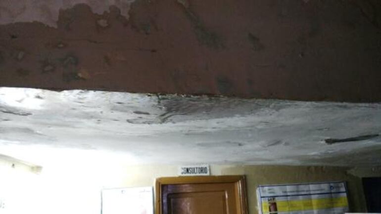 El agua se filtra por los techos, que est&aacute;n llenos de humedad.