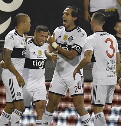 Otálvaro, Ortiz y Silva comparten el festejo del goleador Roque Santa Cruz.