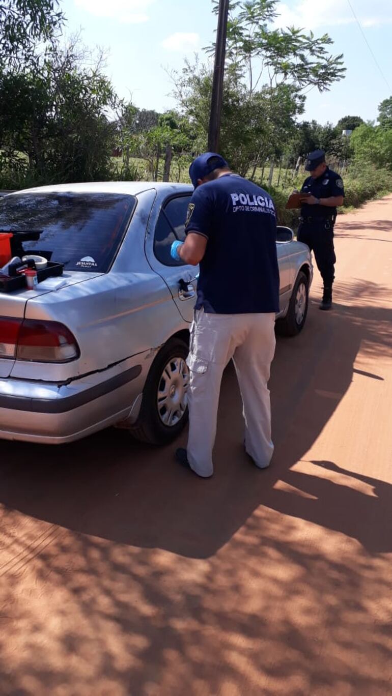 Uno de los autos usados para el atraco al exjugador fue abandonado en un camino vecinal.