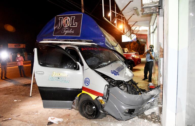 El vehículo quedó prácticamente destrozado al impactar   contra la pared del establecimiento comercial, que también sufrió daños.