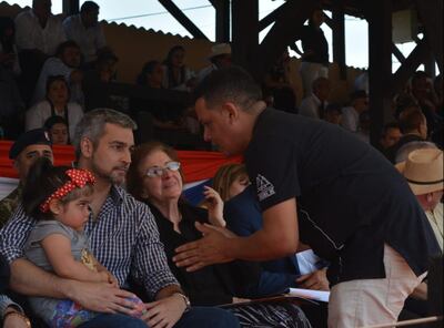 El Presidente Mario Abdo Benítez carga en sus brazos a Luana, una pequeña de 4 años que necesita viajar a China para operarse.