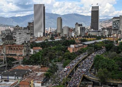 Gran cantidad de personas marchan en Medellín en contra de las políticas del mandatario colombiano.