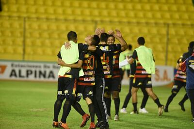 Festejo de los jugadores de Colón tras eliminar a Olimpia.