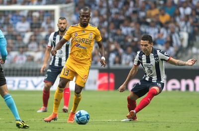 Celso Ortiz (d) no pudo evitar la caída de su equipo.