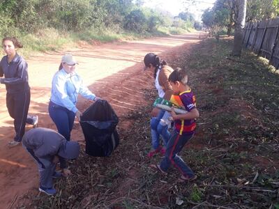 Jóvenes limpiaron las calles de Santaní en el Día de la Juventud.