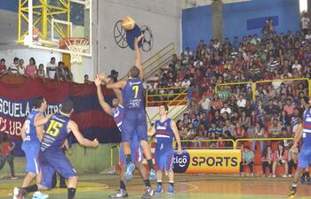 con-el-polideportivo-municipal-colmado-se-disputaron-los-playoffs-y-en-los-que-mostro-superioridad-el-1-de-mayo-que-logro-su-sexto-titulo-al-hilo-en-203040000000-1302494.jpg