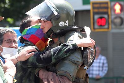 Una mujer besa este martes a un efectivo antidisturbios de la Policía, durante una manifestación en Valparaíso (Chile).