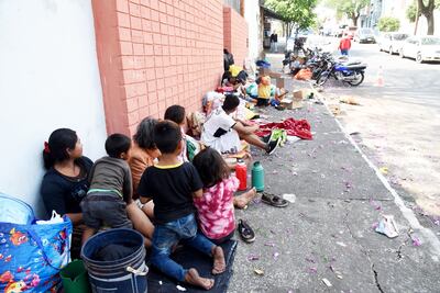 La explotación de niños indígenas, por líderes que vienen a solicitar dinero e insumos para uso particular, es un hecho. En la vereda de la Secretaría de Emergencia Nacional hay varios niños.
