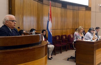 uno-de-los-candidatos-a-defensor-del-pueblo-rodolfo-aseretto-expone-su-plan-en-la-sala-de-sesiones-del-senado--213710000000-1331951.jpg