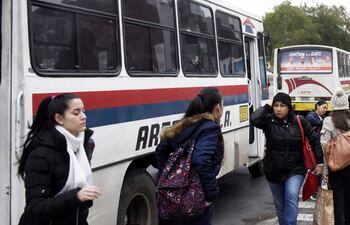 transito-en-villa-morra-es-afectado-por-mala-ubicacion-de-parada-de-bus-202432000000-1722641.jpg