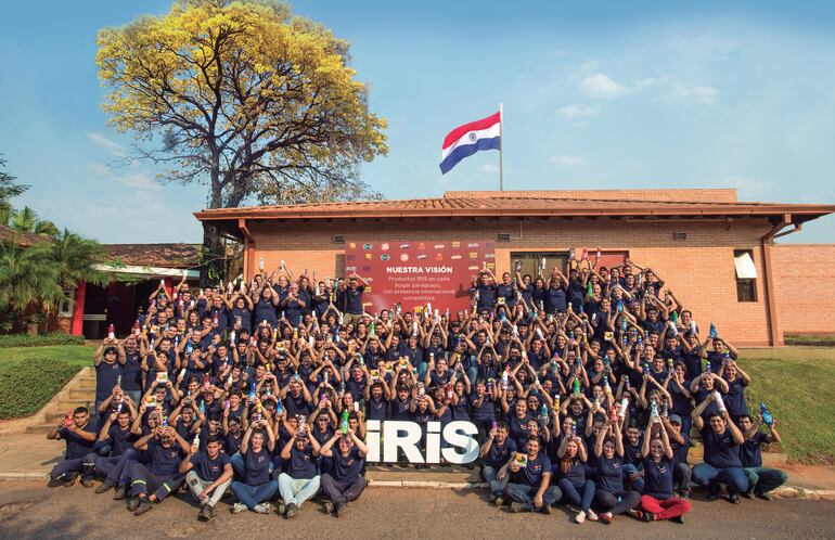 Parte del equipo de Iris, una empresa paraguaya dedicada a la producción y comercialización de productos insecticidas, de limpieza del hogar, cosméticos, veterinarios y agropecuarios, destinados a clientes nacionales e internacionales.
