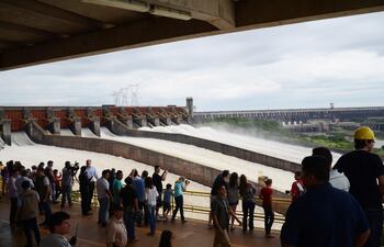 vertedero-de-itaipu-a-la-derecha-la-presa-principal-y-mas-abajo-la-casa-de-maquinas-215829000000-1534659.jpg