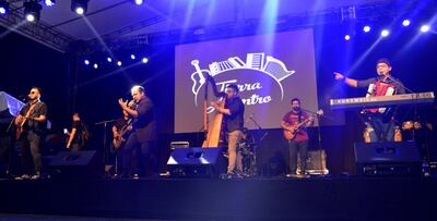 Tierra Adentro es uno de los grupos que actuarán en el Festival Nacional del Poncho Para’i de 60 Listas, el sábado 11 de enero, junto a más destacadas agrupaciones y artistas. El evento será en el club 12 de Agosto de Piribebuy.