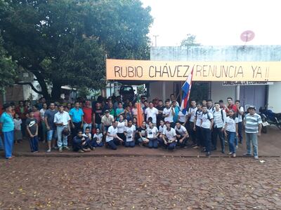 Los jóvenes permanecen frente al local municipal desde hace 16 días.