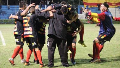 Festejo del gol de Carlos Duarte, para el 1-1.