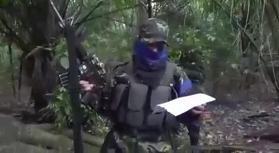 Un hombre con la cara cubierta y un rifle militar leyó un comunicado donde se atribuyen el ataque y lo justifican.