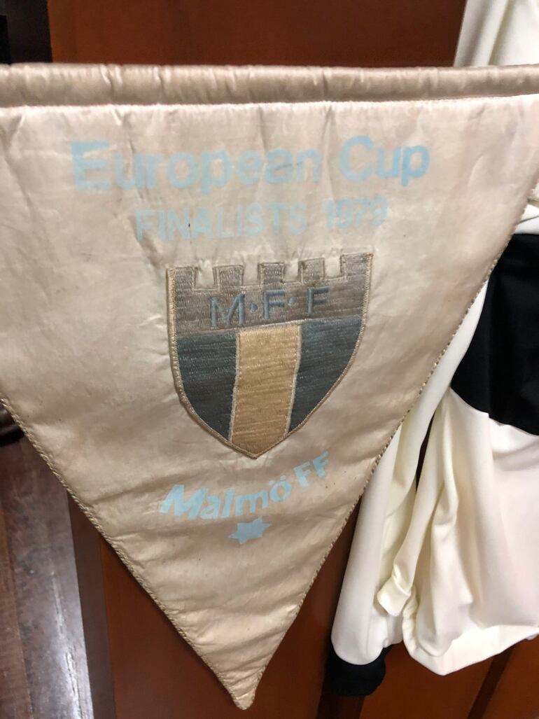 El banderín del Malmo de Suecia que recibió Olimpia.