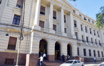 Por ahora los trabajadores notificados todavía deben pasar por ventanilla del BNF para cobrar el subsidio.