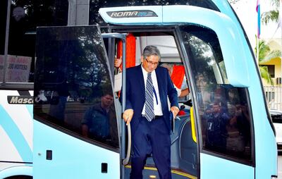 El gobernador Juan Carlos Vera (ANR) desciende del bus, adquirido por casi G. 1.200 millones.