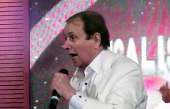 sferreir-el-cantante-argentino-juan-corazon-ramon-quien-comenzo-su-carrera-en-los-anos-sesenta-actuara-manana-en-el-restaurante-ciervo-blan-212440000000-1354482.jpg