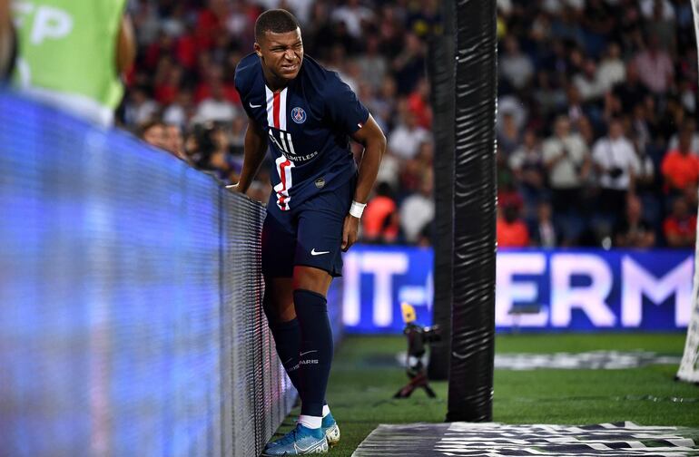 Mbappé sufrió un desgarro según medios franceses.