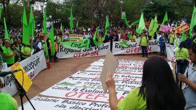 Docentes marchan exigiendo que Marito cumpla con sus promesas para la educación.