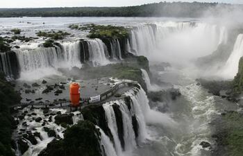 las-cataratas-del-yguazu-una-de-las-maravillas-naturales-del-mundo-con-sus-colosales-caidas-de-agua-el-parque-nacional-que-rodea-a-la-cascada-en-el-193353000000-1793825.jpg