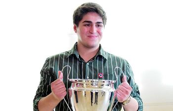 walter-furler-con-el-trofeo-que-gano-en-la-competencia-entre-mas-de-mil-participantes-del-pais--204141000000-1595188.jpg