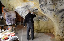 gilles-tosello-pintando-de-espaldas-en-la-cueva-de-chauvet-la-muestra-de-arte-rupestre-mas-antigua-de-europa-114234000000-1273418.JPG