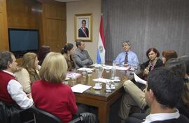 directivos-de-paraguay-educa-que-lleva-adelante-el-programa-una-computadora-por-nino-se-reunieron-con-el-ministro-de-educacion-enrique-riera-en-191710000000-1463717.jpg