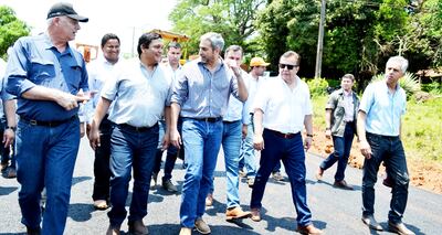 Mario Abdo (c) observó ayer los trabajos de asfaltado de la “ruta del progreso” en la compañía Loma, distrito de San Juan Bautista.