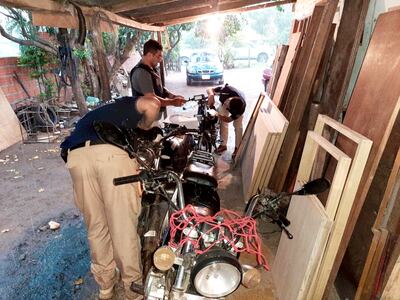 Agentes de investigaciones verifican algunas de las motocicletas, presuntamente robadas y que estaban siendo reducidas en una de las casas que fueron intervenidas ayer en Limpio.