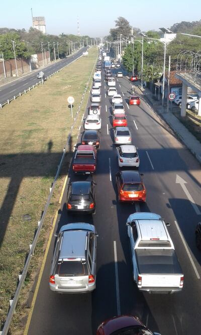 El embotellamiento sobre Ñu Guasú se acrecenta debido al alto flujo vehicular.