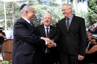 El primer ministro israelí en funciones, Benjamin Netanyahu; el presidente de Israel, Reuven Rivlin; y el ex militar y candidato a primer ministro de Israel por Azul y Blanco, Benny Gantz, se saludan al comienzo de una ceremonia en homenaje al difunto presidente israelí Shimon Peres en el cementerio nacional de Israel en Monte Herzl de Jerusalén.