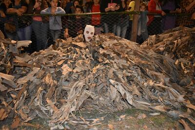 Los guaicurús que acechan a las jovencitas de la fiesta.