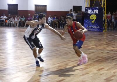 Escena de uno de los juegos entre  los cuadros de Capitán Bado y Primero de Mayo. Esta noche hay juegos por el cuadrangular del torneo pilarense.