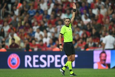 Stephanie Frappart fue la jueza principal en el Liverpool - Chelsea.