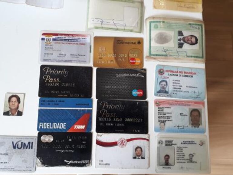 Del poder del brasileño se incautaron varios documentos y tarjetas bancarias.