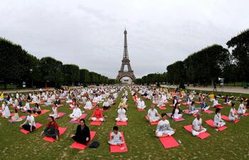 yoga-campo-de-marte-paris-francia-91853000000-1724959.JPG