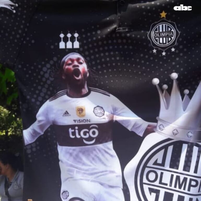 Algunas de las casacas ofrecidas en las inmediaciones de la cancha del Decano.