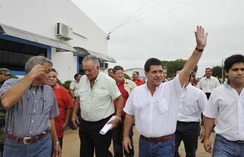 el-presidenciable-colorado-horacio-cartes-y-el-expresidente-juan-carlos-wasmosy-durante-la-visita-al-frigorifico-local--230445000000-527931.jpg