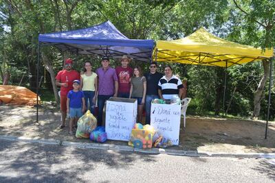 Durante todo el día los jóvenes estarán recibiendo los regalos bajo el toldo.