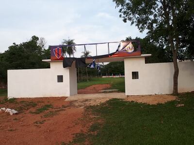 El cartel ya destruido por vándalos.