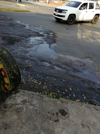 Caño roto deteriora asfaltado.