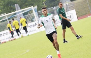 antonio-sanabria-en-accion-con-el-balon-es-observado-por-el-tecnico-gustavo-poyet-durante-una-practica-del-betis-en-alemania--215542000000-1484457.jpg