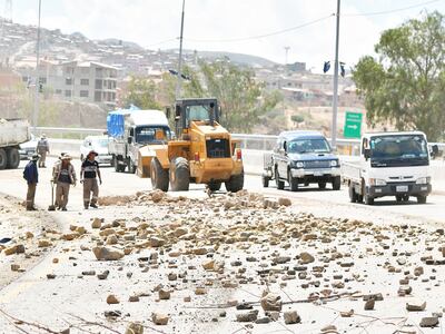 Trabajos para desbloquear uno de los caminos hacia Santa Cruz, en el departamento de Cochabamba, donde se dieron bloqueos a ciudades.