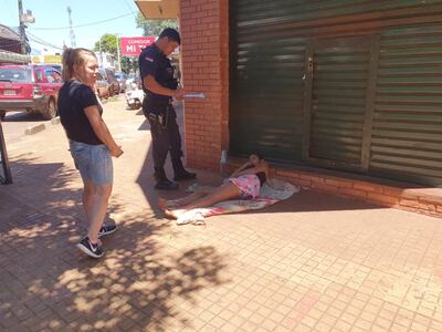 La indigente denunció que le prendieron fuego mientras dormía.