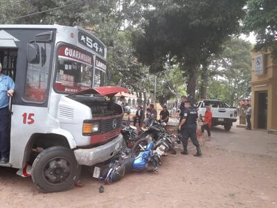 Varias motocicletas quedaron bajo el colectivo, sirviendo de freno para evitar que vaya a chocar contra la Comisaría.