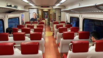 Asientos vacíos del metro de Nueva York con muy pocos pasajeros, al igual que los asientos de las salas de cine de EE. UU., que cierran por tiempo indefinido.